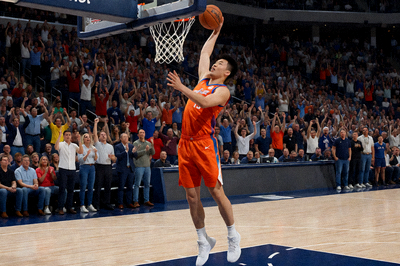 NBA比赛中球员空中单手暴扣,全场观众起立欢呼,篮球馆气氛达到高潮