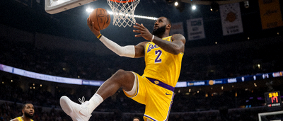 NBA比赛中詹姆斯精彩上篮瞬间